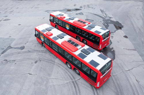 Bild på två bussar med solcellspaneler installerat på taket