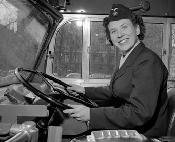 Bild på Margit Claesson, världens första kvinnliga bussförare