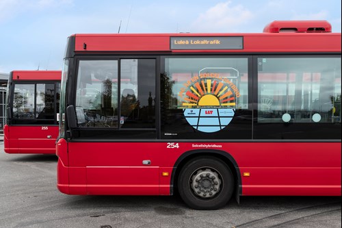 Bild på buss med loggan för solcellshybrid